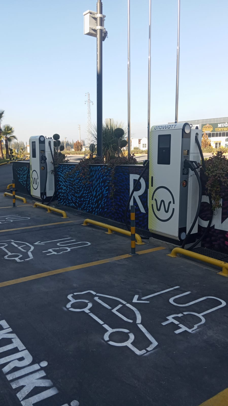 Rüya 48 Outlet AVM’de Halka Açık Şarj Hizmeti ile Hayat Kolaylaşıyor!